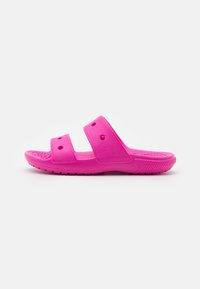 Sandali in gomma rosa con due ampie cinghie, dettagli perforati, soletta testurizzata e suola con motivo per una migliore aderenza.