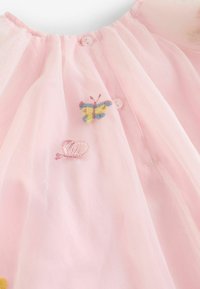 Rosa Tüllkleid mit gerafftem Ausschnitt, verziert mit gestickten Schmetterlingen und Herzen in Pastellfarben. Mit zwei Knöpfen geschlossen.