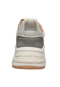 Baskets avec une base en cuir blanc, des accents en suède gris et un onglet de talon en cuivre métallique. Logo "Alexander Smith" embossé sur le talon.