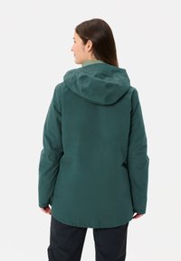 Groene waterdichte jas met een capuchon, met een gestroomlijnd ontwerp en een soepele textuur. De achterkant toont een rechte zoom en geen zichtbare hardware.