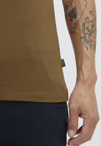 Casual Friday CFLINCOLN - Paprasti marškinėliai - coffee liqueúr