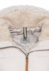 Helle rosa isolierte Jacke mit einem weichen, flauschigen beigen Futter, Reißverschluss und einem Innenetikett, das die Größe 36 und recycelte Materialien angibt.