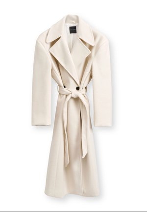 Manteau trench en laine beige avec des revers crantés, une taille ceinturée et des boutons doubles ; présente une finition douce et texturée.