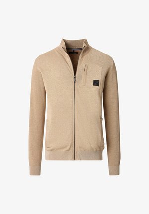 Beige Reißverschlussjacke mit hohem Kragen, strukturiertem Stoff, gerippten Bündchen und einer vorderen Brusttasche mit einem schwarzen Logo-Patch.
