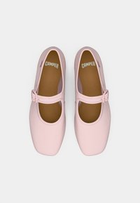 Ροζ δερμάτινα παπούτσια Mary Jane με στρογγυλή μύτη, που διαθέτουν λουράκι και πόρπη, μαλακή επένδυση και επίπεδη σόλα.