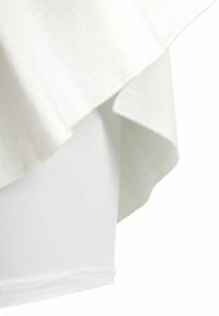 Witte gelaagde stof met een getextureerde, licht gedrapeerde bovenkant en een gladde witte onderkant. Naaddetail zichtbaar aan de zoom.