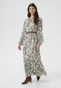 Maxikjole i cremefarvet med blåt paisleymønster, lange ærmer, strikkede manchetter og rund halsudskæring, akcentueret med et brunt bælte.