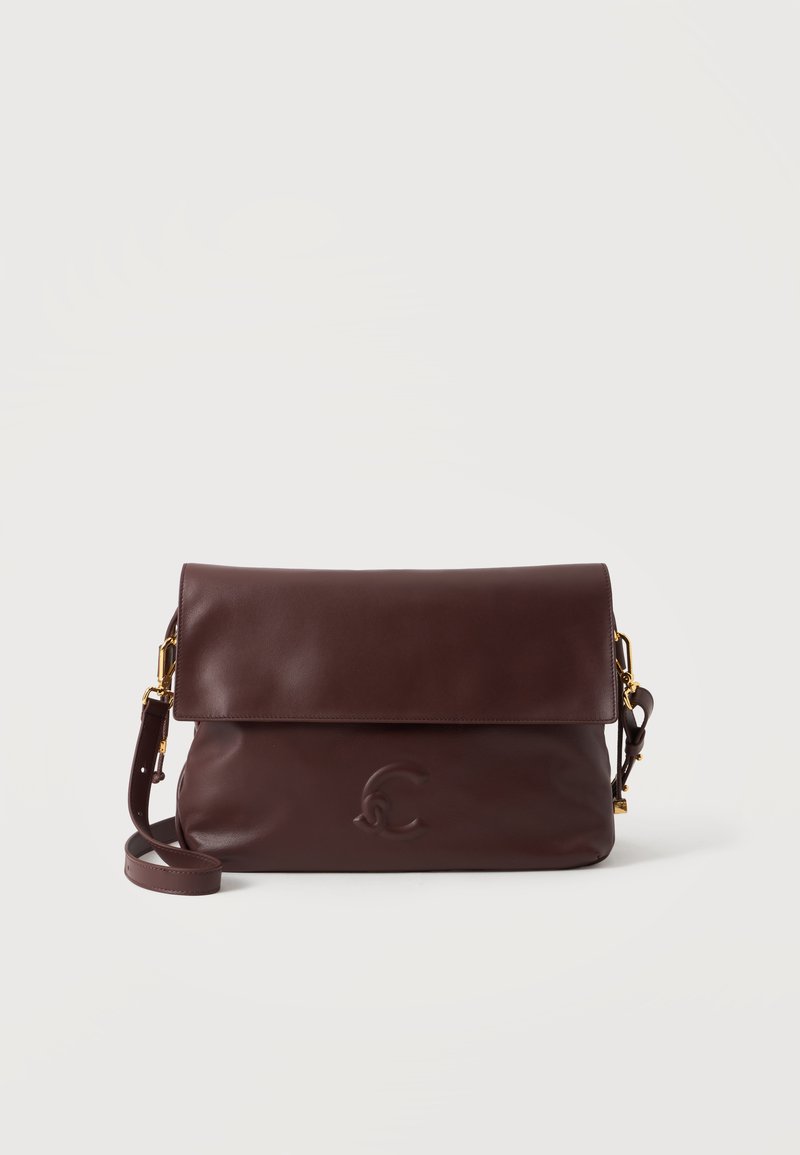 Sac à épaule en cuir marron avec rabat rabattable, quincaillerie dorée et logo embossé sur le devant, présenté sur fond blanc.