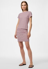 Svītrainas, pieguļošas kleitas ar īsām piedurknēm rozā un tumšās svītrās, ar apaļu kakla izgriezumu un līdz ceļiem garu apakšu.