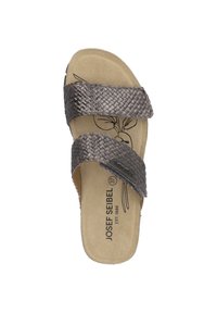 Braune geflochtene Rutsch-Sandalen mit zwei Riemen, ausgestattet mit einer weichen Innensohle und einem bedruckten Pflanzendesign. Markenname "Josef Seibel" und Größe "37" sichtbar.