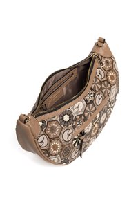 Borsa a mano in pelle marrone con motivi geometrici in beige, nero e crema. Chiusura con zip, tasca interna e dettagli metallici.