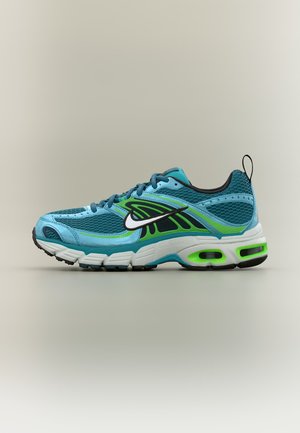 Blå og grøn Nike løbesko med sort og hvid swoosh, mesh-overdel, polstret sål og sort træksnor på hælen.