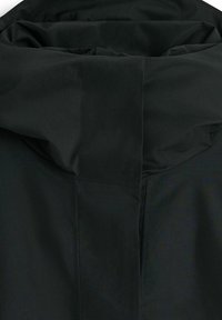 Svart vattentålig jacka med hög krage, mjuk textur och minimalistisk design utan synlig hårdvara eller detaljer.