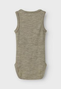 Ärmelloser Baumwoll-Bodysuit in einem gedämpften Olivgrün mit gerippter Textur. Rundhals und Druckknöpfe im Bereich des Saums für müheloses An- und Ausziehen.