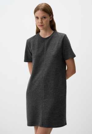 Korte mouwen jurk in donkergrijs, gemaakt van zachte stof. Heeft een ronde halslijn en een rechte silhouet met minimale stikdetails.