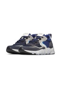 Sneakers con una combinazione di colori blu navy e grigio, materiali in rete e camoscio, design moderno, suole testurizzate e accenti in contrasto.