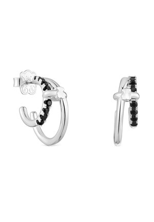 Boucles d'oreilles créoles argentées avec un petit détail en forme d'ours et une rangée de pierres précieuses noires d'un côté.