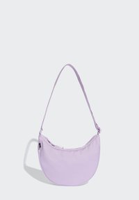 Borsa in tessuto lilla con forma curvata e tracolla regolabile. Presenta una chiusura con zip e un piccolo logo nero come accent.