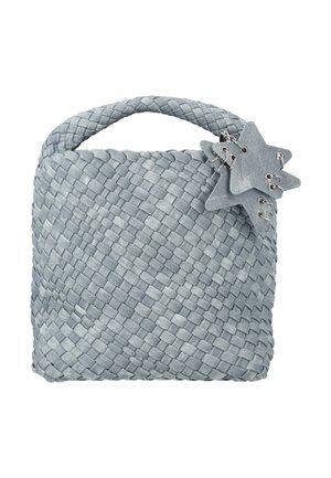 Jasnoszara pleciona torebka z plecionym uchwytem i dwoma zawieszkami z tkaniny w kształcie gwiazdek przymocowanymi z jednej strony.