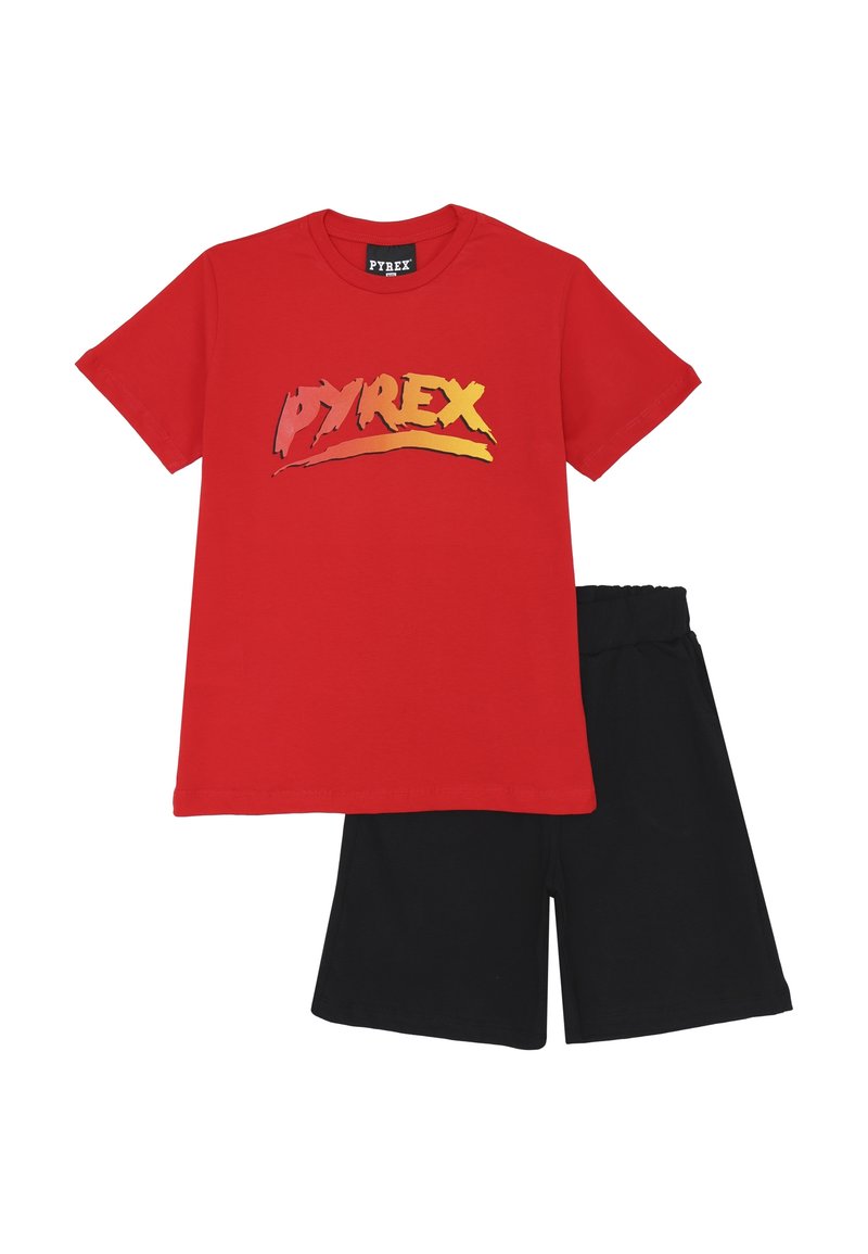 T-shirt in cotone rosso con grafica "PYREX" gialla e arancione, abbinato a pantaloni corti in cotone neri con vita elastica.