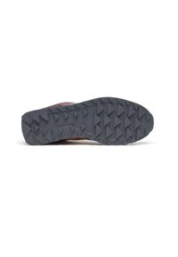 Suola in gomma nera con un motivo a battistrada triangolare, caratterizzata da picchi rialzati per una maggiore aderenza. Il design include il logo "Saucony" impresso sulla superficie.