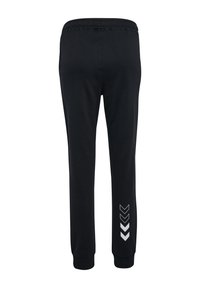 Czarne spodnie dresowe z elastycznym pasem, zwężanymi nogawkami i białym wzorem w kształcie szewrona na zewnętrznej stronie nogawki. Wykonane z miękkiego, rozciągliwego materiału.