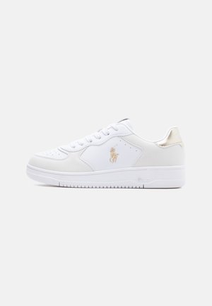 Witte lage sneaker met veters aan de voorkant, gouden logo aan de zijkant en gouden accent op de hiel, gezien vanaf de buitenzijde tegen een effen achtergrond.