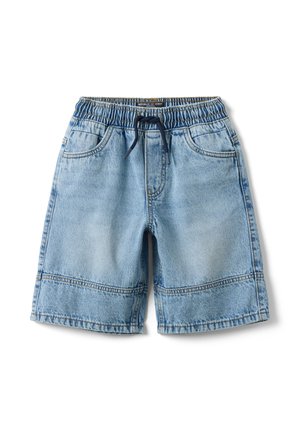 Pantalones cortos de mezclilla azul claro con cintura elástica y cordón negro, bolsillos delanteros y detalles de costura encima del dobladillo.