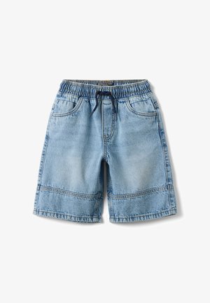 Pantalones cortos de mezclilla azul claro con cintura elástica y cordón negro, bolsillos delanteros y detalles de costura encima del dobladillo.