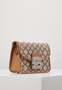 Brązowa skórzana torebka z klapą z płótna o geometrycznym wzorze. Zapięcie i akcenty w kolorze srebra. Teksturowana powierzchnia.