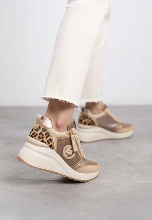 Zapatillas beige y marrón claro con un acento de estampado de leopardo, paneles de malla, cierre con cremallera y una suela de plataforma blanca gruesa. Detalles texturizados a lo largo.