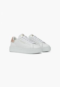 Sneakers bianchi in pelle con un accento testurizzato in oro rosa sul tallone, suola bianca piatta e lacci piatti per una vestibilità sicura.