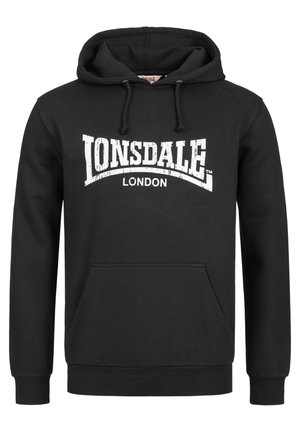 Sort hættetrøje lavet af blødt stof, har en frontlomme i kengurustil, justerbar hætte med snøre og hvid "LONSDALE LONDON" logo.