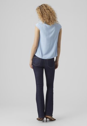 VMVICA V NECK - T-shirt estampada - blue bell