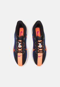 Blå og sorte atletik sko med en struktureret overdel, sorte snørebånd, en orange midterstribe og pink detaljer. Gummisål, moderne design.