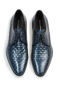 Scarpe da cerimonia in pelle nere e blu lucide con un motivo a rombi, punta affusolata e lacci neri. Texture liscia e design elegante.