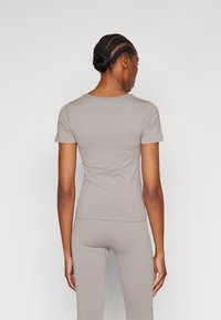 Under Armour TRAIN SEAMLESS - Tricou basic - pewter/white