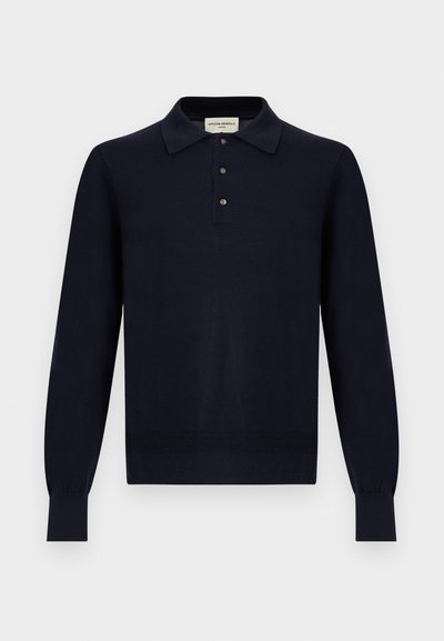 Μακρυμάνικο πόλο μπλουζάκι σε ναυτικό μπλε χρώμα με τρία κουμπιά, ριμπ μανσέτες και διπλωμένο γιακά σε λευκό φόντο.