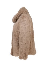 Veste en fausse fourrure beige avec des manches longues et un col haut, présentée de côté sur fond blanc.