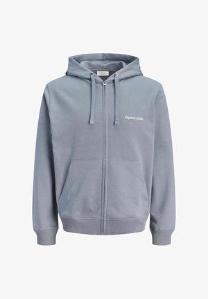 Hellblauer Kapuzenpullover mit Reißverschluss aus weichem Stoff. Verfügt über eine vordere Beuteltasche, eine Kapuze mit Kordelzug und dezenten gestickten Text auf der Brust.