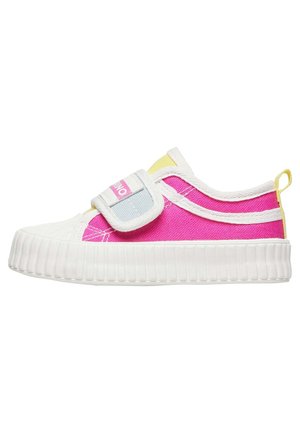 Roze canvas sneaker met dikke witte zool, klittenbandsluiting, gele tong en gele hiel lus op een witte achtergrond.