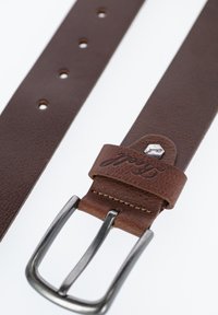 Cintura in pelle marrone con finitura testurizzata, dotata di una fibbia in metallo argentato e un accento in pelle con marchio vicino alla fibbia.