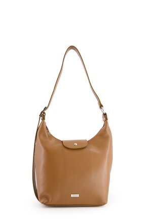 Sac hobo en cuir tan avec une texture lisse, une forme arrondie, une fermeture à rabat en haut et une plaque de marque subtile. Bandoulière réglable.