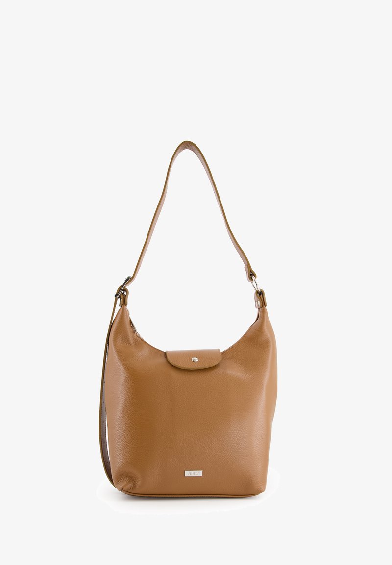 Braune Leder-Hobo-Tasche mit glatter Textur, abgerundeter Form, Klappenverschluss oben und einem dezenten Markenakzent. Verstellbarer Schulterriemen.