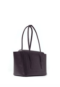 Sac fourre-tout en cuir noir au design structuré, avec deux longues poignées et un fond plat, présentant des détails de couture minimalistes.