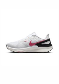 Zapatilla de running Nike blanca con parte superior de malla texturizada, logo swoosh rosa, acento negro en el talón y un acolchado pronunciado.