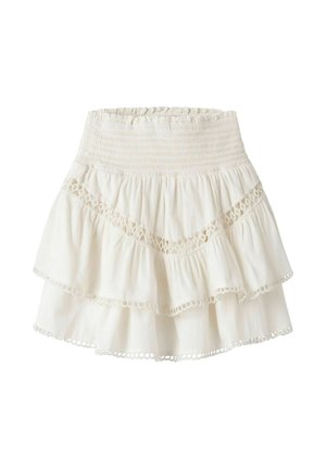 Biela vrstvená mini sukňa s našitým pásom a čipkovými vložkami pozdĺž volánových vrstiev, vyrobená z ľahkej látky.