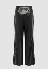 Pantaloni a gamba larga in faux pelle nera con una superficie liscia, tasche sul retro e un design pulito della vita.