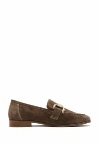 Mocassino in suede marrone con punta rotonda, una fascia decorativa con un accento metallico e un tacco in legno basso. Dettagli di cucitura bianca visibili.