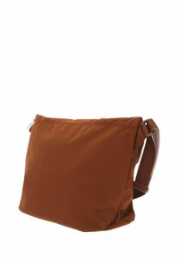 Sac à bandoulière en tissu marron avec une texture lisse, forme rectangulaire, bandoulière ajustable et design simple. Pas de quincaillerie ni d'accents visibles.